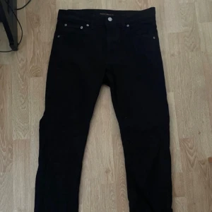 Svarta jeans från Nudie Jeans  - Tjena! Säljer nu mina svarta jeans från Nudie i den populära modellen Lean Dean då dom är försmå. Storlek W31L32 Inga tecken på användning. Vid funderingar så tveka inte på att höra av er! Priset ej hugget i sten!