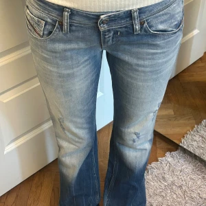 Diesel bootcut jeans i ljusblå denim - Super snygga med inga defekter förutom lite slitningar som visas i sista bilden. Står storlek 28/32