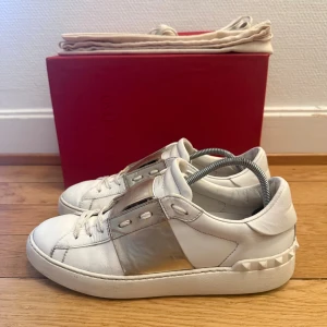 Valentino open sneakers  - Säljer nu dessa fina valentino skor | Fint skick | Storlek 40 | Kommer med box,dustbag,valentino kort,extra snören samt äkthetsbevis 