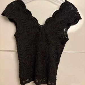 Spets topp Zara  - As snygg topp från Zara i storlek xs⭐️