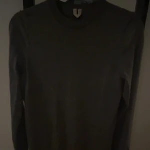 Grå arket tröja - Säljer min gråa tröja ifrån Arket. Tröjan är köpt i butik i Göteborg (Arket) i somras. Nypris låg på 700 kr, men lägger ute denna för endast 300 även fast den är i toppskick. Som sagt är den hur bra skick som helst och har inga defekter. Säljer på grund av att den var för liten. Jag på bilden är 175 cm och väger ca 64 kg. Vid funderingar och intresse är det bara att höra av er. Mvh Kåre 😊