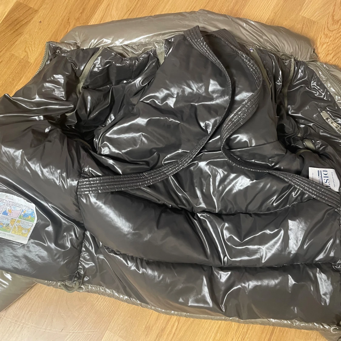 Glansig dunjacka från Moncler - 1