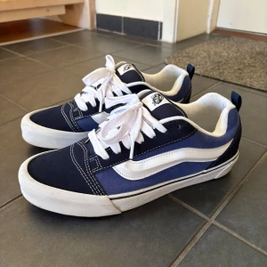 Vans knu skool  - Säljer ett par klassiska Vans knu skool. Dom är använda en handfull gånger och är i mycket bra skick. Storlek 45, passar mig bra som även brukar ha 44 i skor.