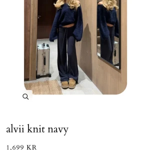 Alvii navy stickad offshoulder tröja - Mysig marinblå stickad tröja från Alvii med oversized passform och offshoulder-design. Säljer på grund av att den är lite för stor, annars inga defekter eller något!💗