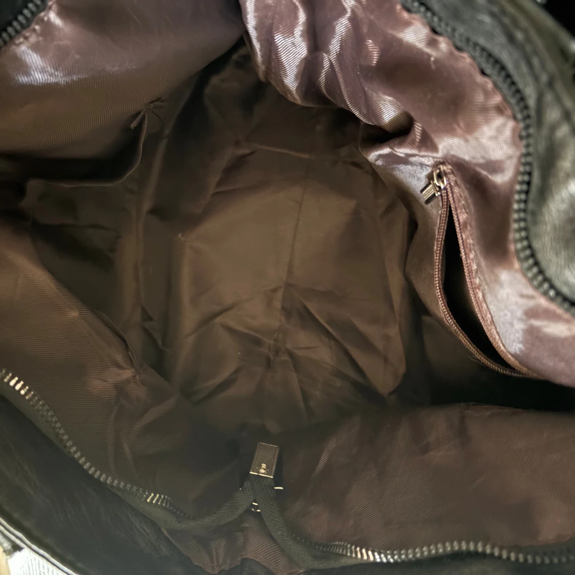 Svart axelväska i skinn med ringdetaljer - 1