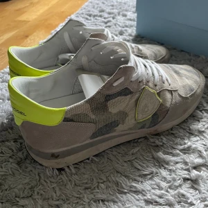 Philippe model trpx - Hej! Säljer nu mina Philippe model trpx eftersom jag inte använder dem längre. Skorna är i ok skick, storlek 44. Allt som är med på bilderna medföljer. Inga returer.