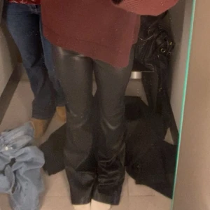 skinnbyxor  - Fina skinnbyxor från New yorker. Säljer pga att jag inte hittar användning för dem. De är slitna längst ner då de är för långa för mig, jag är 160💖