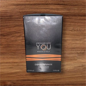 Emporio Armani Stronger With You - Stilren parfym från Emporio Armani, Stronger With You Absolutely. Volym: 100 ml. Perfekt för dig som vill sticka ut med en modern doft. Inte öppnad och kvitto finns