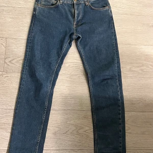 Nudie jeans blå - Mått: längd insida: 82cm. Längd utsida: 107cm. Midja: 92cm. Från midja till grenen 27 cm. Skriv om du har frågor