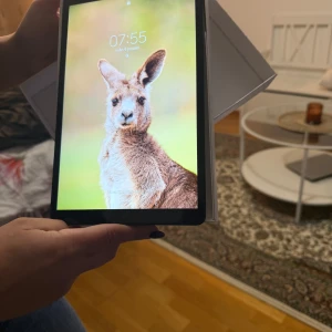 Samsung Galaxy Tab A - Samsung Galaxy Tab A surfplatta i mycket fint skick, levereras med originalkartong. 32GB lagring, 2GB RAM, 8MP kamera och 8-tums skärm. Batteriet håller bra och skärmen är fri från repor. Perfekt för surf, streaming och appar.