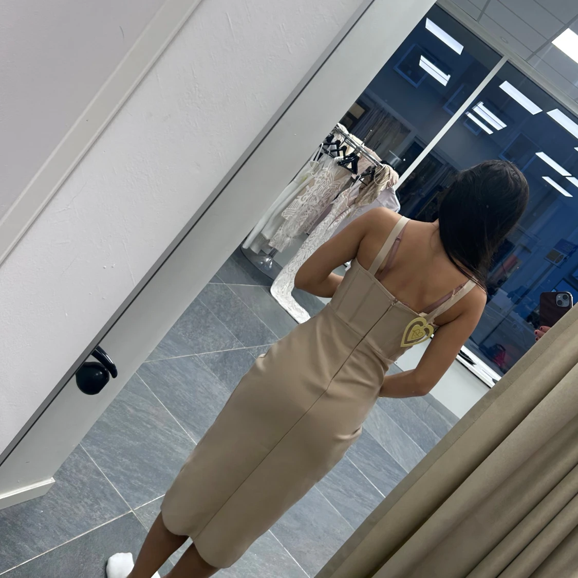 Beige omlottklänning med v-ringning - 1