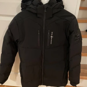 Sail racing jacka  - Snygg sail racing jacka, är använd men ser inte använd ut. Pris kan diskuteras.