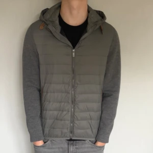 Massimo dutti cardigan - Eftertraktad Massimo dutti cardigan i storlek M, modellen är 185 cm lång och väger ca 78 kg och den passar bra, väldigt fint skick.