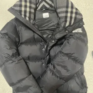 Burrberry javka - Varm bra kvalité burrberry jacka inför vinter, storlek S. Skicka dm för fler bilder osv. 