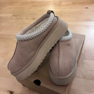 UGG Tasman - Säljer mina UGG Tasman, använda 1 gång ute av mig och ca 2 ggr av föregående ägare och är i nyskick. Säljes i orginalförpackning!