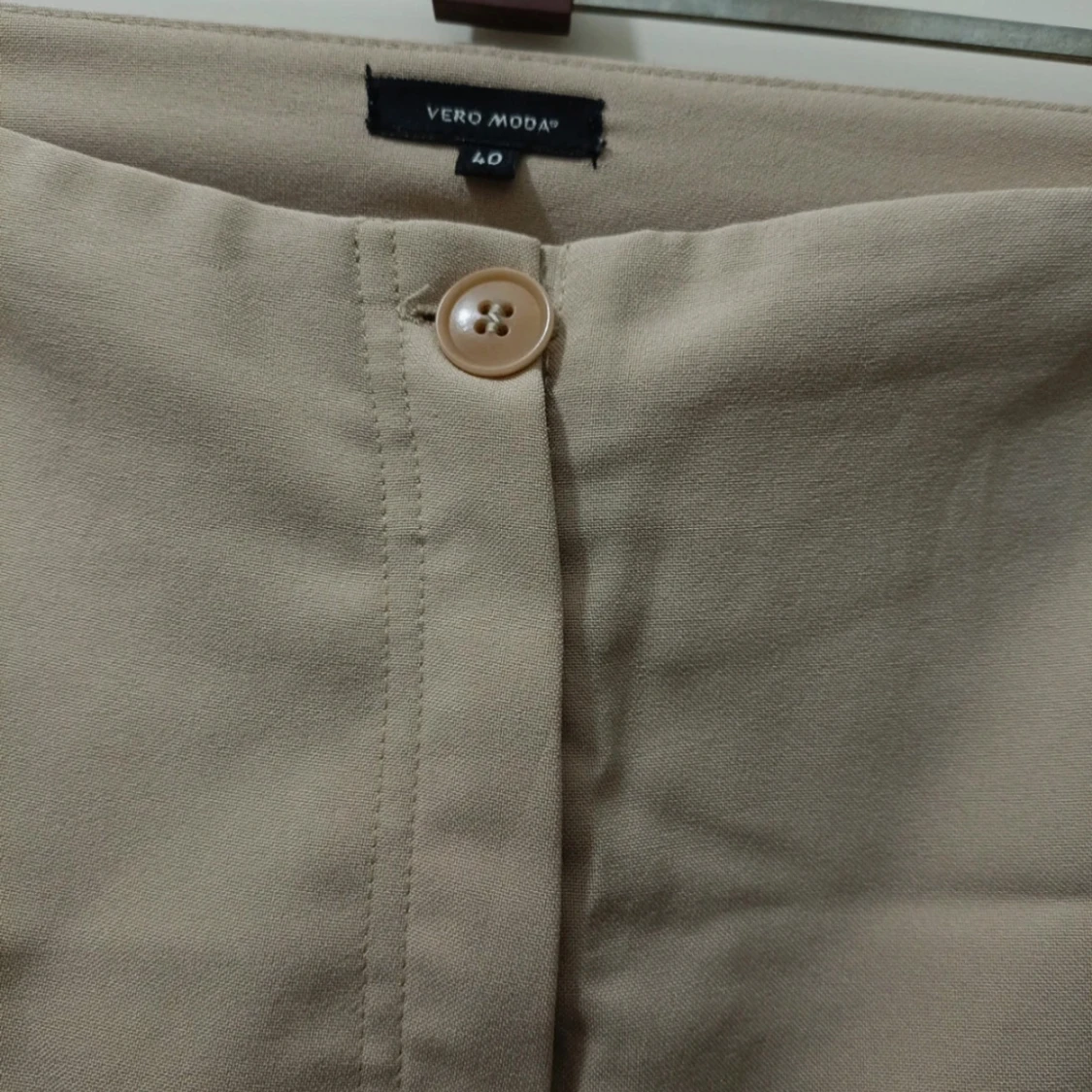 Beiga wide byxor från Vero Moda - 1