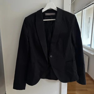 Kavaj  - Svart kavaj med axelvaddar. Storlek M egentligen men anser att den mer är en XS-S. 