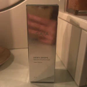 CAIA Dewy Drops  - Säljer denna dewy drops serum foundation från Caia i nyansen 30C då jag råkade köpa fel färg. Den är helt ny och förseglad.