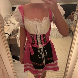 Oktoberfest klänning - Superfin rosa oktoberfest klänning i storlek M! Endast använd 2 gånger och i mycket bra skick!