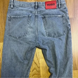 Hugo Jeans - Säljer ett par ljusgrå 640 Loose-jeans från Boss Hugo herrstorlek 30x32. Bra skick, inga skador. Perfekta för en avslappnad stil.