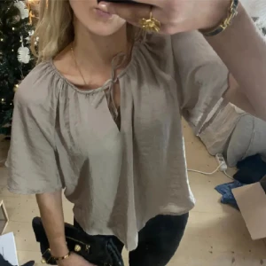 Blus - Suuuper snygg blus från Lindex  som inte används ☺️🌸