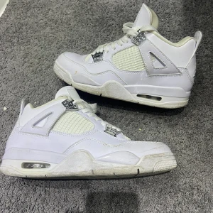 Jordan 4 Pure Money - Jordan 4 Pure Money, varma skor för både vinter och sommar. Väldigt bekväma och knappt använda.