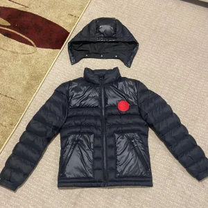 Hugo (Hugo Boss) Jacka - Höst / vinterjacka från Hugo (Hugo Boss). Riktigt stilig och varm passar perfekt för kalla dagar. Aldrig använd, bara testad, inomhus. Inga fel på den, fick den i present. Skriv för fler bilder.