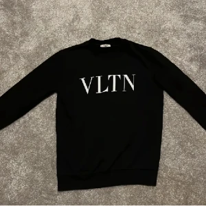 Svart sweatshirt från Valentino  - Svart sweatshirt från Valentino inte lätt att få tag på längre. Storlek M men sitter som s för den delen.Den är autentisk också nypris:5000 mitt pris 1039 om priset inte passar dig kom med bud 