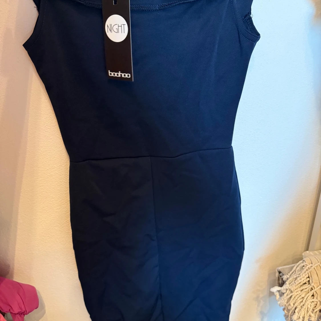 Mörkblå kort klänning från Boohoo - 1