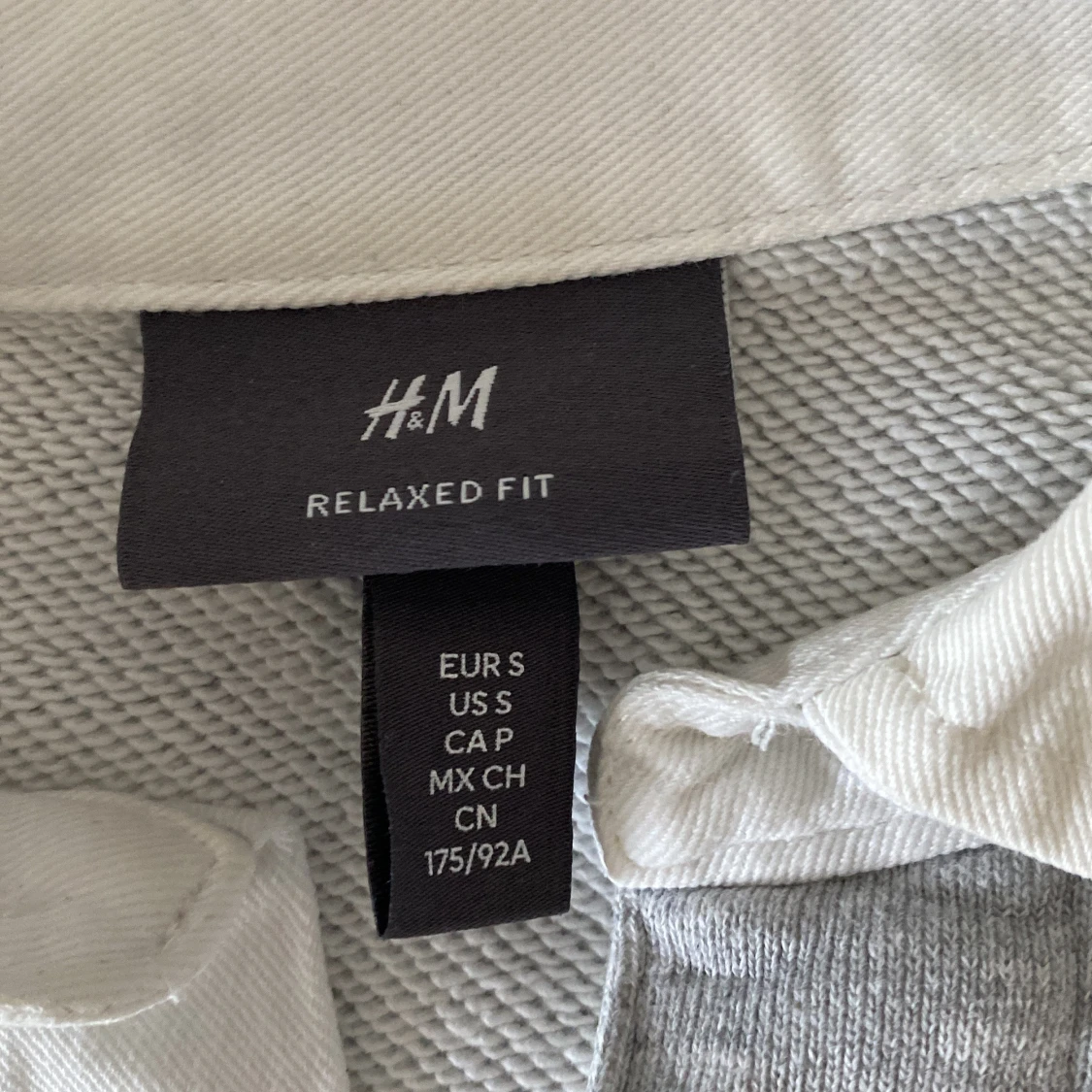 Grå pikétröja från H&M med vit krage - 3