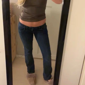 Low waist jeans  - Så snygga low rise boot cut jeans från LBT i en mörkblå färg.  Jag är 1.68 cm lång, brukar ha xs/s/m i jeans. Dessa är lite större i storleken så skulle säga att dom passar perfekt för någon som vanligtvis har S/M i Jeans💕  Size: W26 L32  Dom är näst in till aldrig använda, dock har jag lagt ner dom för att få dom längre, men det går att ta upp dom!