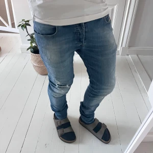 Diesel jeans troxer - snygga diesel jeans, W33 L32. Måtten är A: 41 cm B: 104 cm. Inga större defekter och dom är riktigt snygga! Modellen är 180,75 kg 