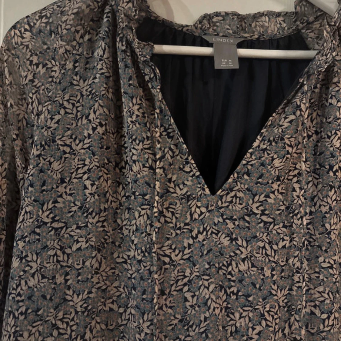 Blommig långärmad klänning från Lindex - 1