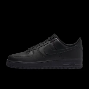 Nike Air Force 1 helsvarta sneakers - Klassiska Nike Air Force 1 sneakers i helsvart skinn med låg profil. Snygg och clean design med rund tå, snörning och platt sula. Perfekta för dig som gillar en stilren look och vill ha ett par ikoniska sneakers i garderoben.