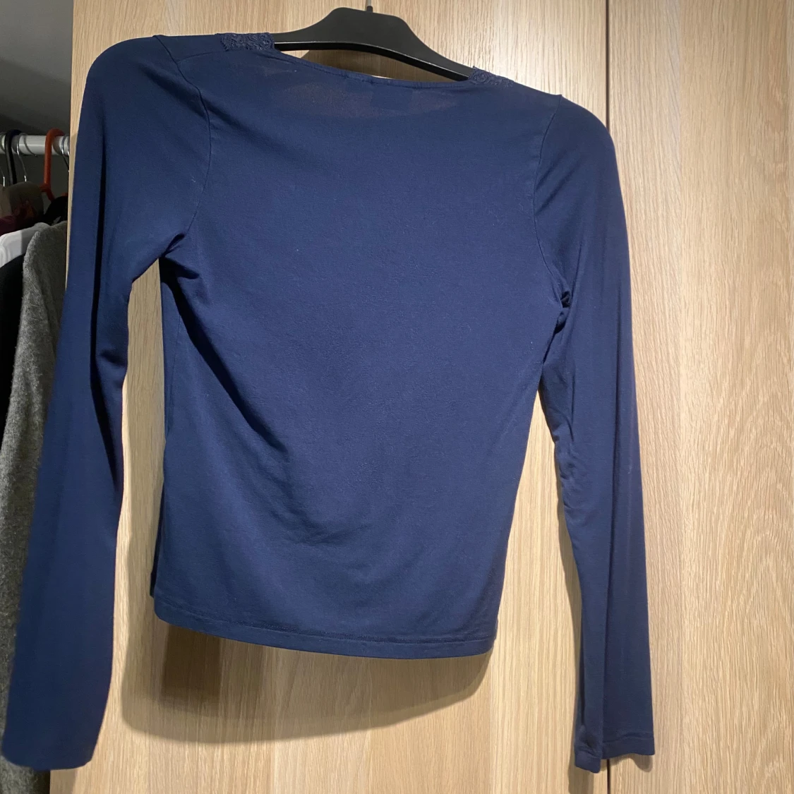 Mörkblå långärmad topp med spets - 3