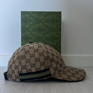 Gucci keps  - Andvänd 4 gånger men den är som ny man får med boxen storlek M