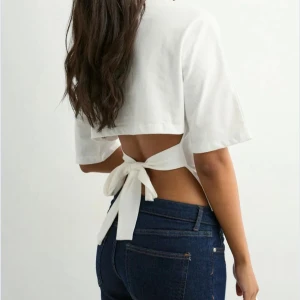 Nelly topp med knyt i ryggen - Säljer min vita Nelly topp då den inte kommer till användning, har haft den ett tag men den är aldrig använd.