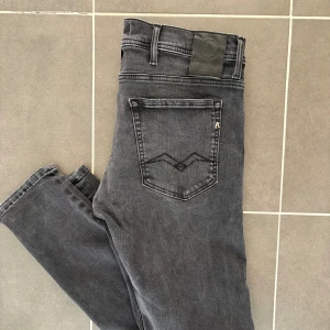 Replay jeans - Ett par snygga replay jeans storlek 33/30. Skulle säga att de sitter mindre i storleken än 33. Snarare 31/30.
