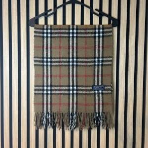 Burberry halsduk  - Beige rutig burberry halsduk | Skick 9/10 | Hör gärna av dig vid minsta fundering😊