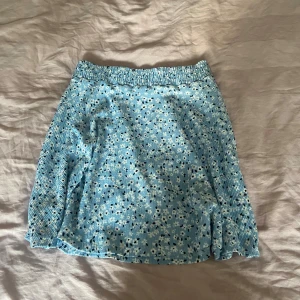 Blå blommig kjol Lager 157💙 - Säljer då den tyvärr blivit för liten. Fint skick, storlek XS/S!💙