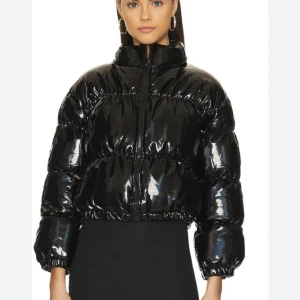 Svart glansig pufferjacka Steve Madden - Säljer en varm svart glansig pufferjacka i nyskick från Steve Madden. Storlek XS  med dragkedja framtill. Den är perfekt för höst och vinter med sitt quiltade mönster och långa ärmar. Kort modell. Hämtas på Hägerstensåsen eller ök. 