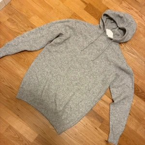 Kashmir/merinoull hoodie - Ljusgrå hoodie i materialet Kashmir/merinoull blanding. Tröjan är i bra skick. Storlek S. 549kr, pris kan diskuteras vid snabb affär. Hör av er vid frågor eller funderingar.