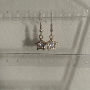 Örhängen stjärna  - Örhängen stjärna du får med ploppar💕