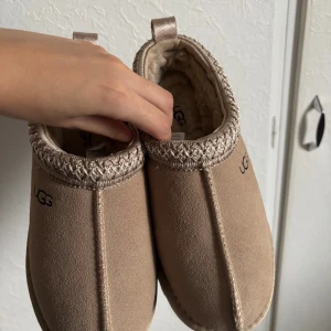 Beige UGG boots med plattform - Säljer ett par beige boots från UGG med plattformsula och rund tå. Skorna har  dekorativa sömmar runt öppningen. Perfekta för kalla dagar.Skriv för fler bilder Orignalpris är 2000💕 första bilden är med flash de andra är utan😊
