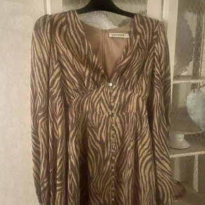 Zebramönstrad klänning från Adoore - Den populära adoore klänningen i storlek 36 som endast är använd 1 gång på midsommar🥰