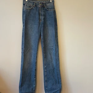 Blåa raka jeans från Bikbok - Säljer ett par klassiska blå jeans från Bikbok med rak passform och hög midja. Jag är 167 och dom är bra längd för mig. 