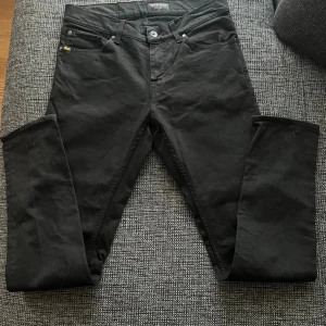 Svarta Jeans från Tiger of Sweden i modellen Evolve 29/32 - Svarta Jeans från Tiger of Sweden i modellen Evolve i storleken 29/32. De är i riktigt fint skick och är populära🤩🤩