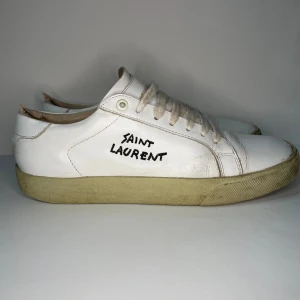 Saint Laurent skor  - Säljer ett par vita Saint Laurent sneakers. Är sliten på insidan men ser ny ut på utsidan. Skriv i dm om du har frågor. Man får också låda och lite andra saker. Priset går alltid att diskuteras🤗