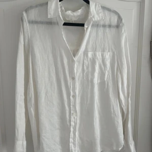 Vit linneskjorta från H&M, stl S - Klassisk vit skjorta i 100% linne från H&M. 