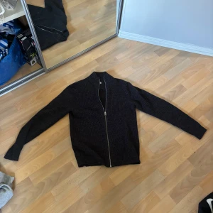 Mörkgrå stickad kofta - Stickad zip kofta från Jack Jones. Strl Max knappt använd